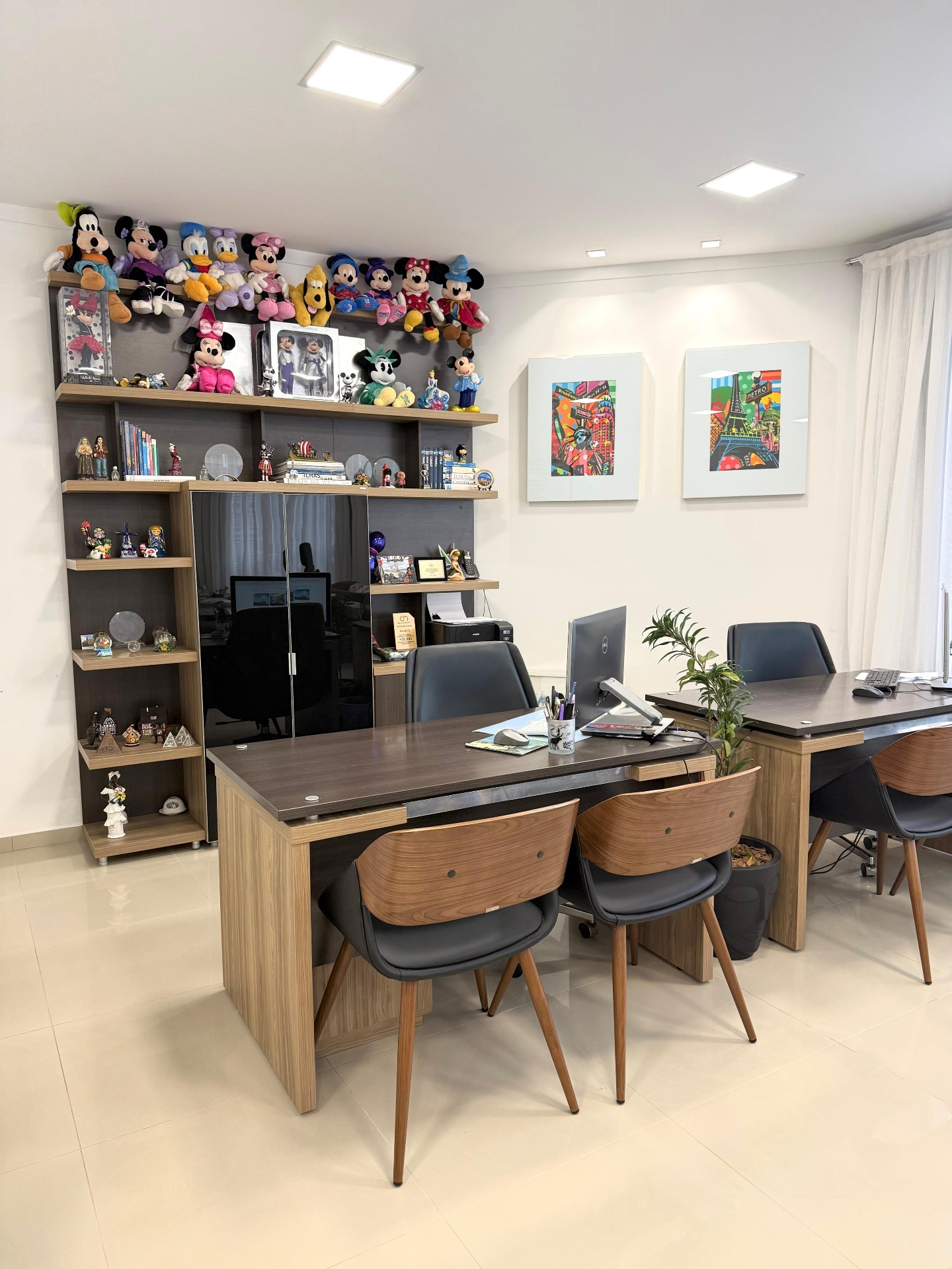 Escritório da BelieveTur com decoração Disney
